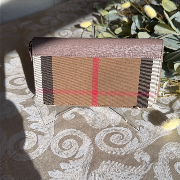 Burberry NEW with tags,  dust bag and original packaging zip wallet! $690 Retail - Picture 7 of 16